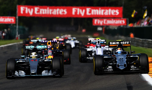 Lewis Hamilton y Sergio Pérez luchando por posición