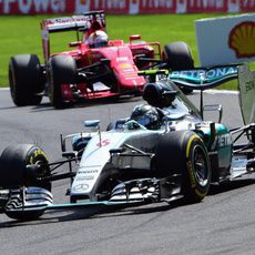 Nico Rosberg es perseguido por Sebastian Vettel