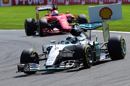 Nico Rosberg es perseguido por Sebastian Vettel