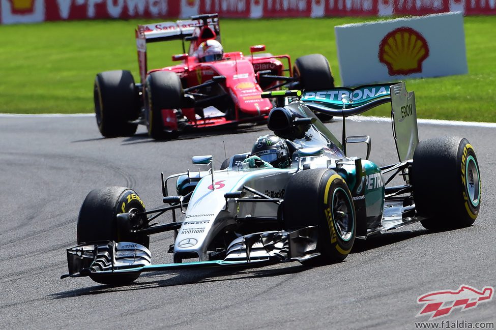 Nico Rosberg es perseguido por Sebastian Vettel