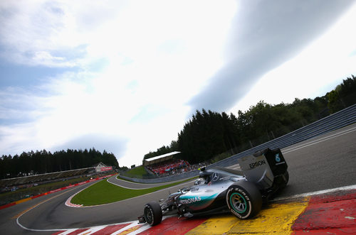 Nico Rosberg encarando la subida a Eau Rouge