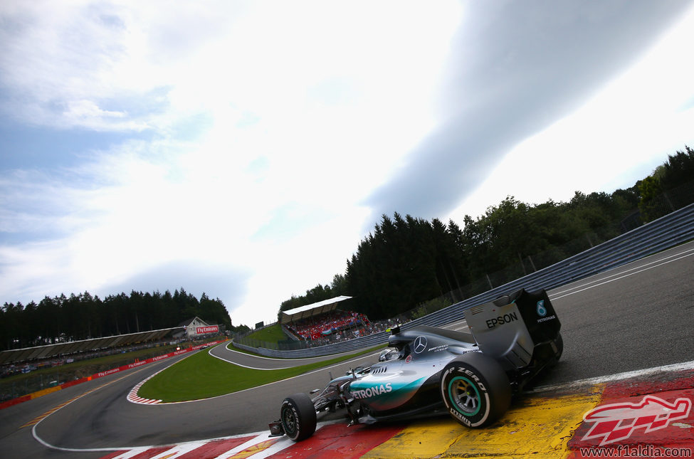 Nico Rosberg encarando la subida a Eau Rouge