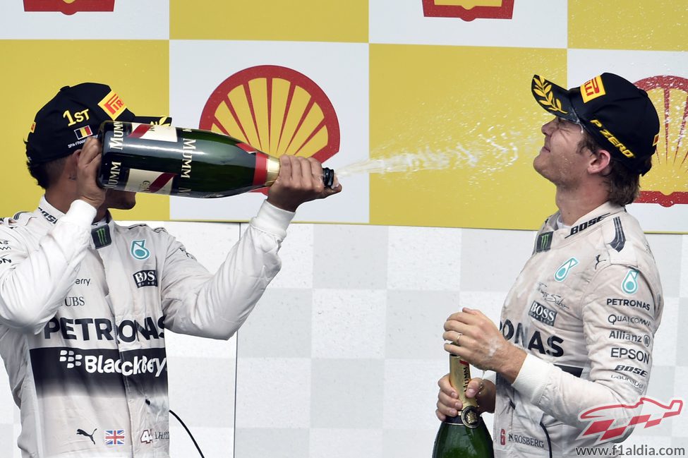 Lewis Hamilton moja a Nico Rosberg en la celebración de su victoria
