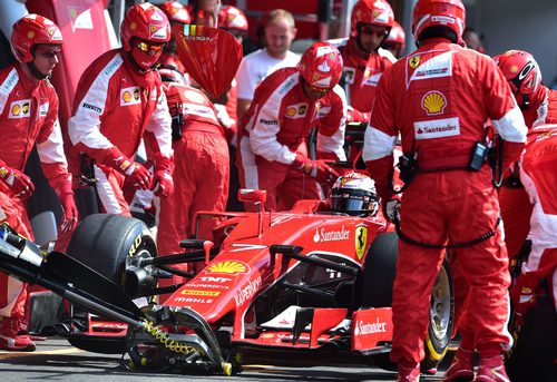 Sebastian Vettel realizando su parada