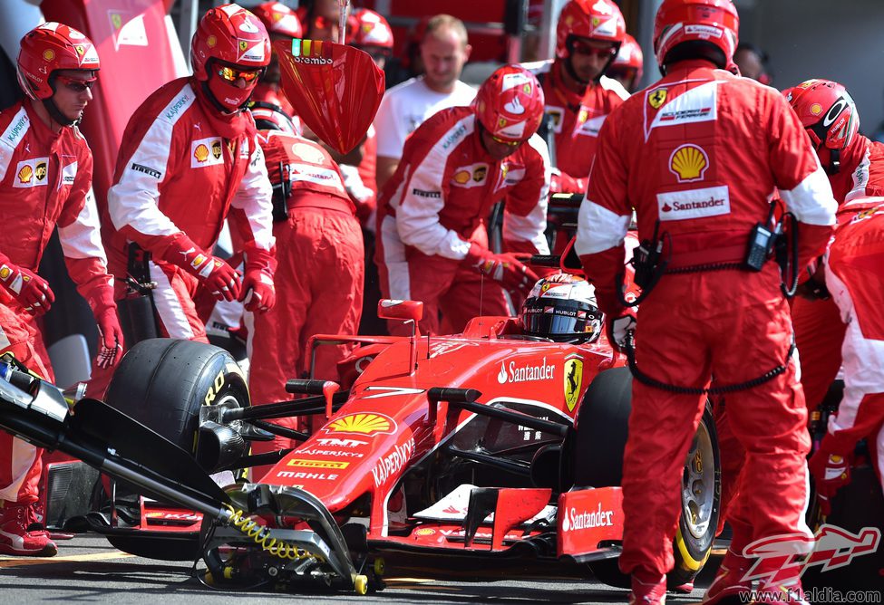 Sebastian Vettel realizando su parada