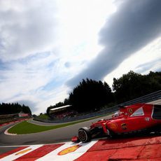 Sebastian Vettel pasando por Eau-Rouge