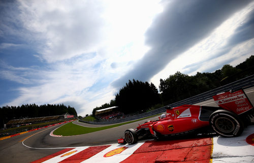 Sebastian Vettel pasando por Eau-Rouge