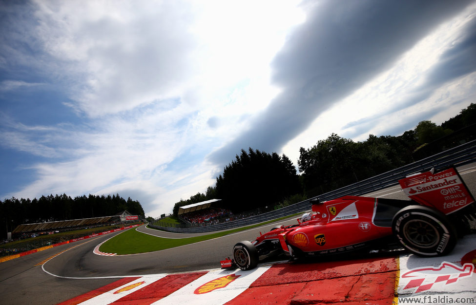 Sebastian Vettel pasando por Eau-Rouge