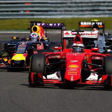 Kimi Raikkonen adelantando al Red Bull de Ricciardo