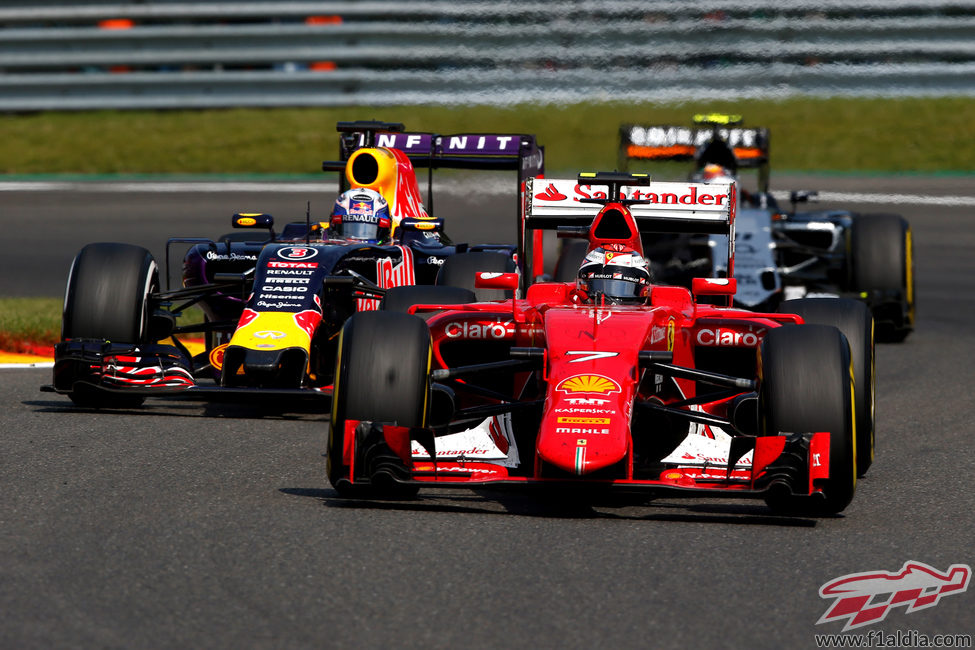 Kimi Raikkonen adelantando al Red Bull de Ricciardo