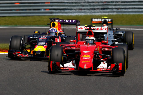 Kimi Raikkonen adelantando al Red Bull de Ricciardo