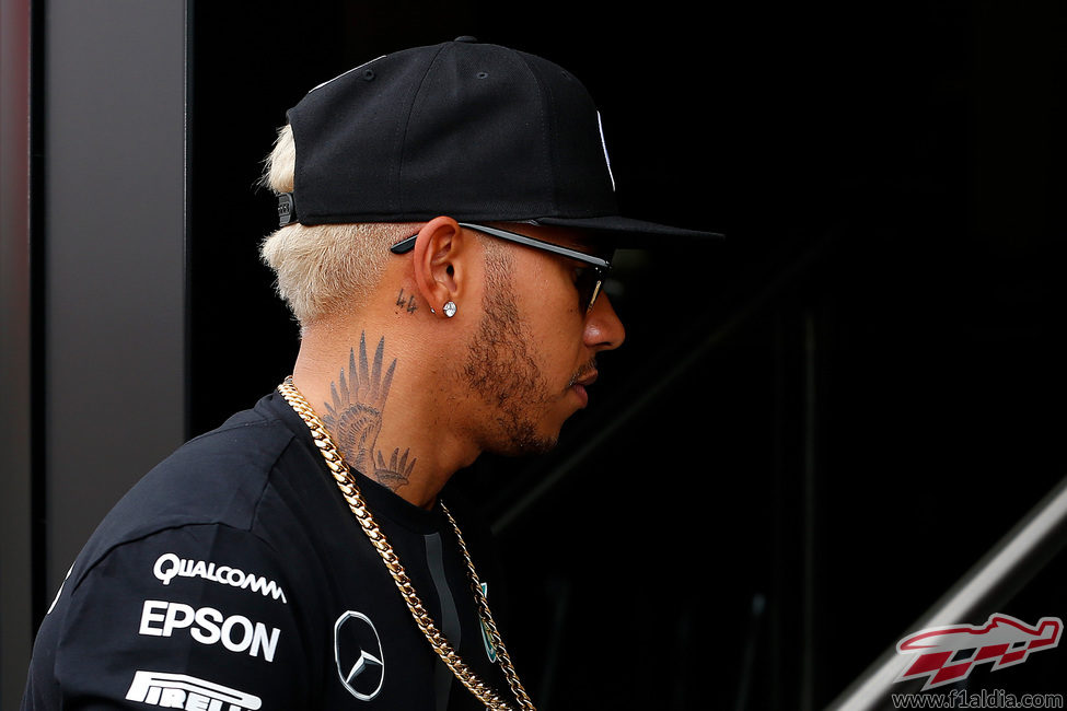 El 'rubio' Lewis Hamilton