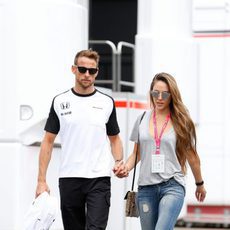 Jenson Button y su novia en el paddock