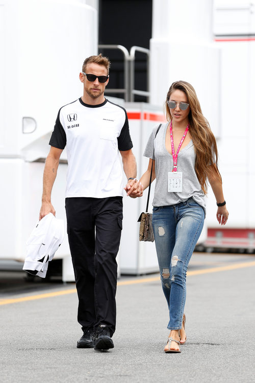 Jenson Button y su novia en el paddock