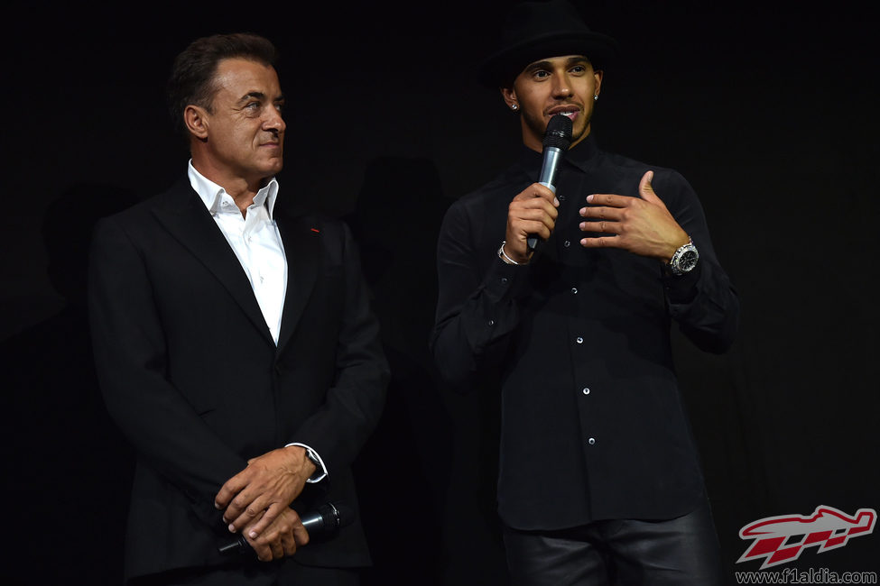 Jean Alesi y Lewis Hamilton en un evento