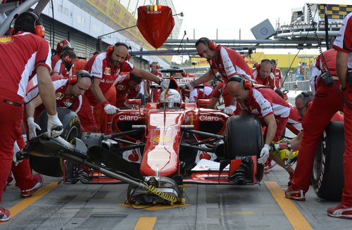 Sebastian Vettel en el carril de boxes