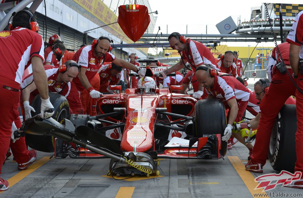 Sebastian Vettel en el carril de boxes