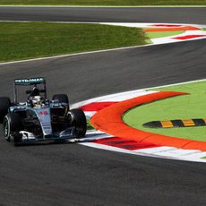 Lewis Hamilton supera la primera chicane de Monza