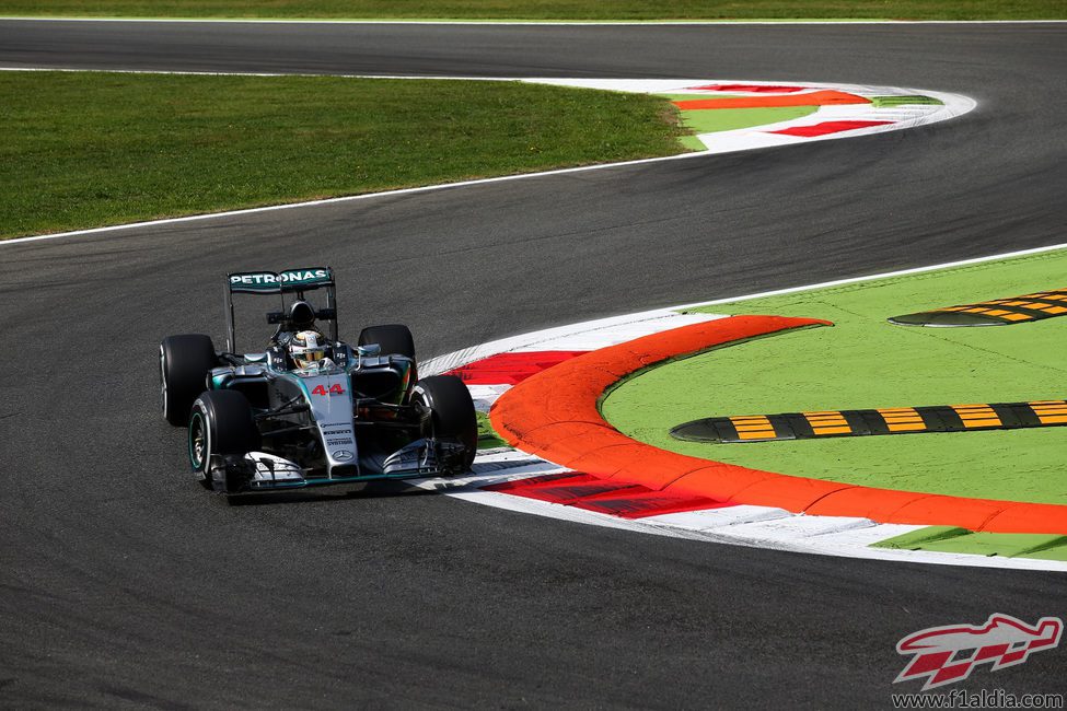 Lewis Hamilton supera la primera chicane de Monza