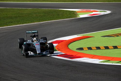 Lewis Hamilton supera la primera chicane de Monza
