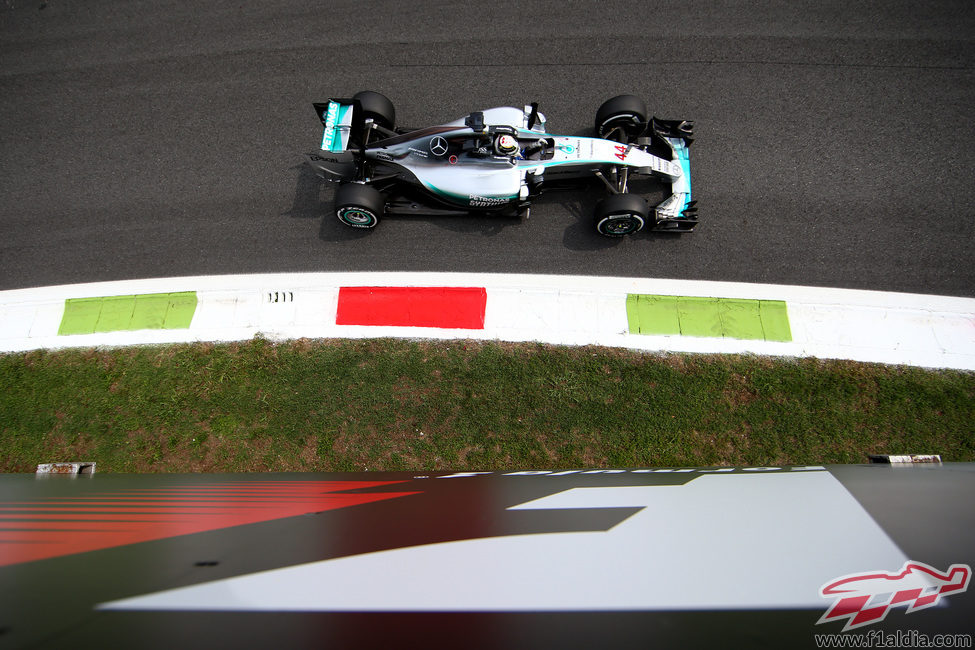 Lewis Hamilton domina la sesión de entrenamientos