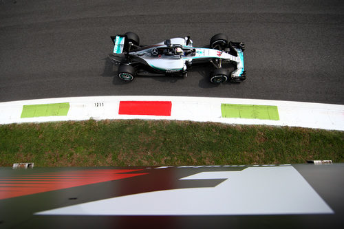 Lewis Hamilton domina la sesión de entrenamientos