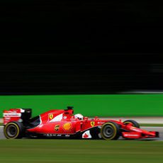 El Ferrari de Sebastian Vettel avanza delante de los tifosi