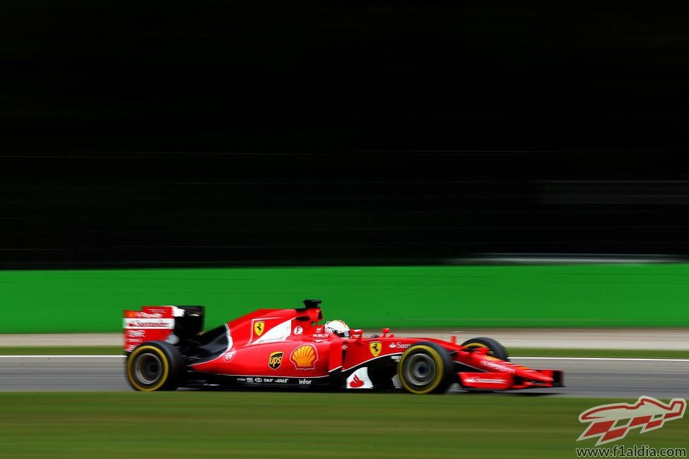 El Ferrari de Sebastian Vettel avanza delante de los tifosi