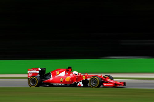 El Ferrari de Sebastian Vettel avanza delante de los tifosi
