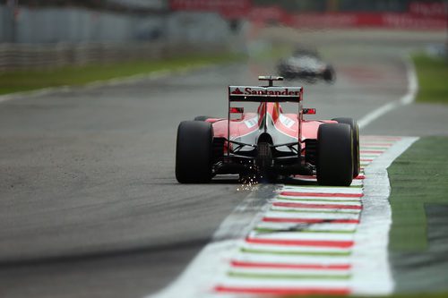 Chispas en la trasera del SF15-T de Kimi Räikkönen