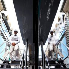 Lewis Hamilton se relaja antes de la clasificación