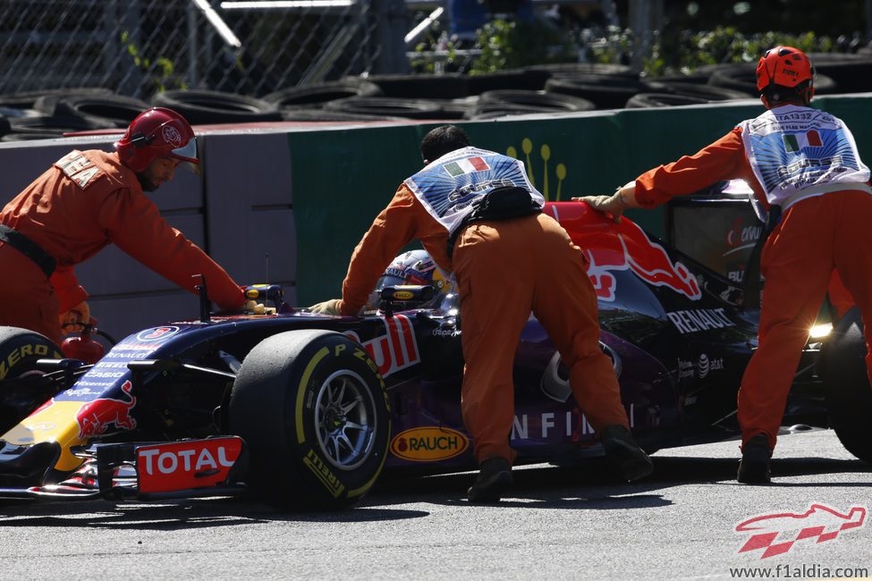 Daniel Ricciardo se queda parado en los Libres 3