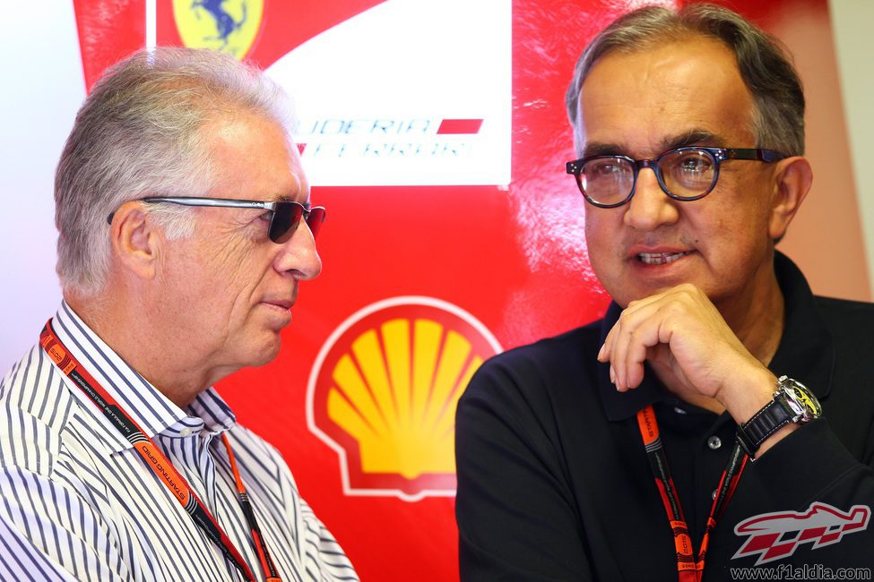 Piero Ferrari y Sergio Marchionne, atentos en Ferrari