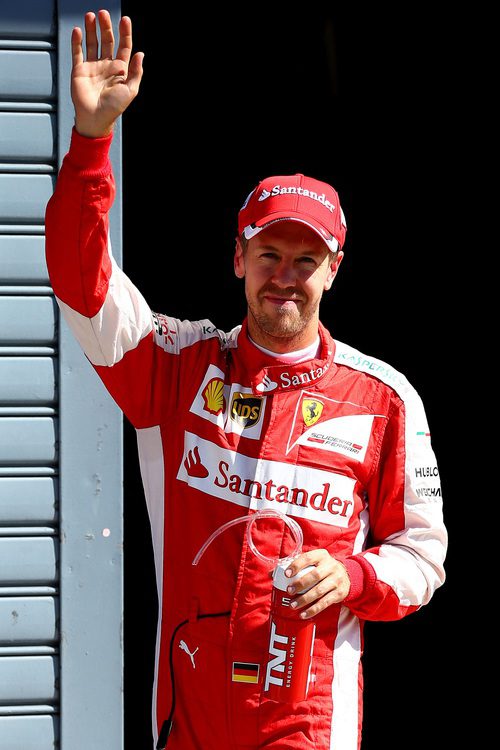 Sebastian Vettel saluda a los tifosi