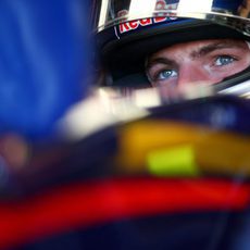 Max Verstappen concentrado en su coche