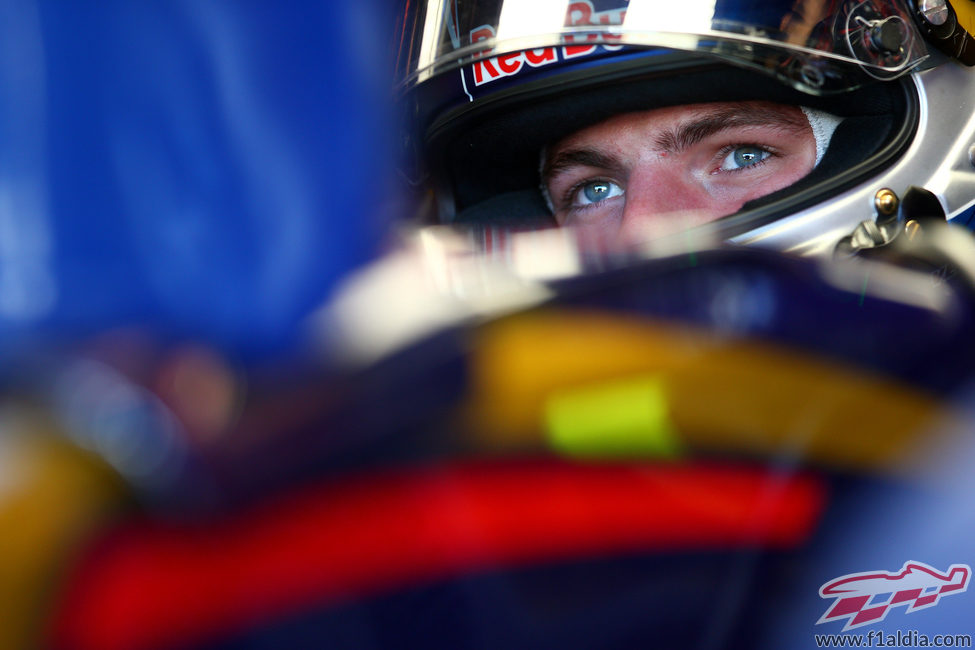 Max Verstappen concentrado en su coche