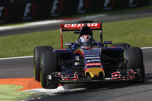 Max Verstappen volando sobre los pianos de Monza