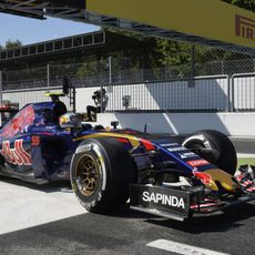 Carlos Sainz pasando por la línea de meta