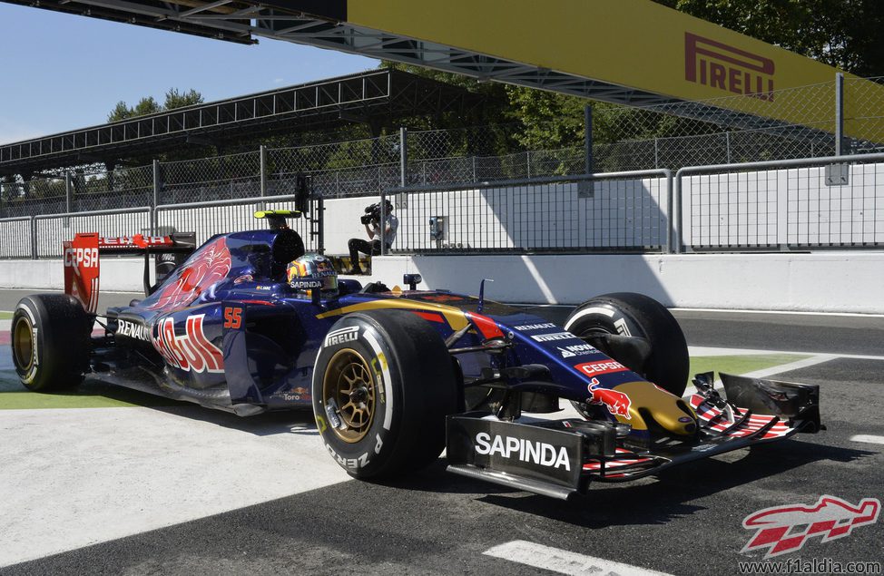 Carlos Sainz pasando por la línea de meta