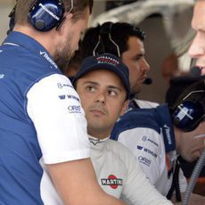 Felipe Massa hablando con sus ingenieros