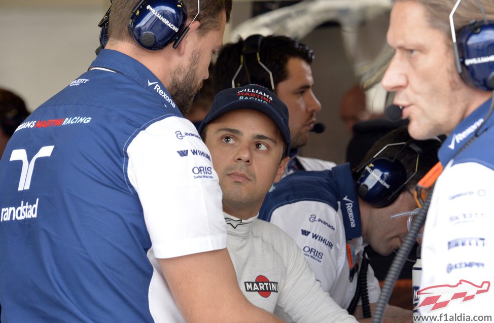 Felipe Massa hablando con sus ingenieros