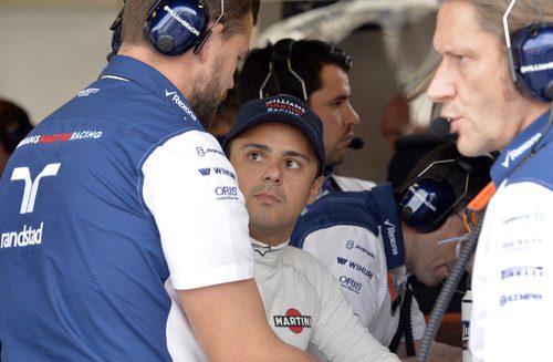 Felipe Massa hablando con sus ingenieros