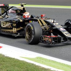 Pastor Maldonado evaluando los neumáticos