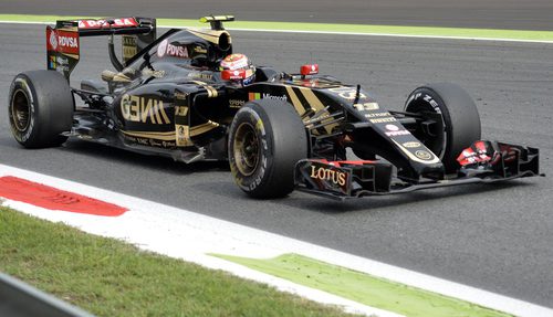 Pastor Maldonado evaluando los neumáticos