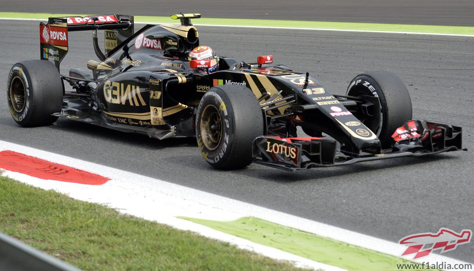 Pastor Maldonado evaluando los neumáticos