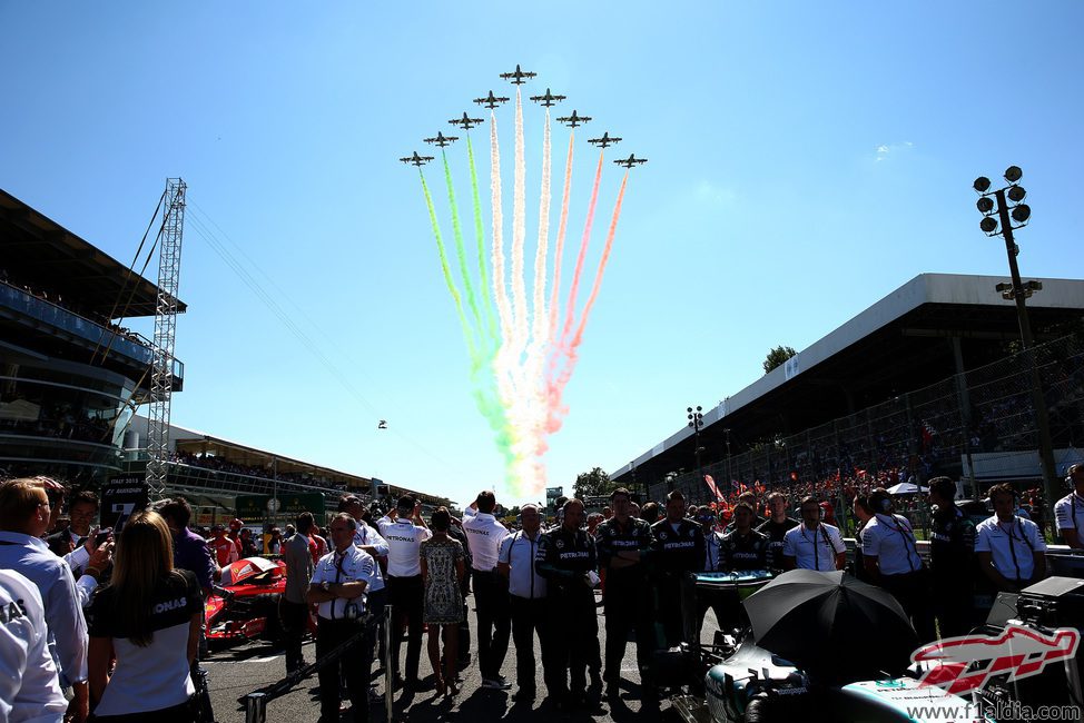 Bandera de Italia en el cielo