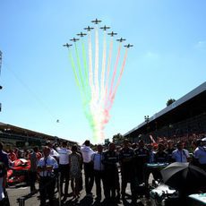 Bandera de Italia en el cielo