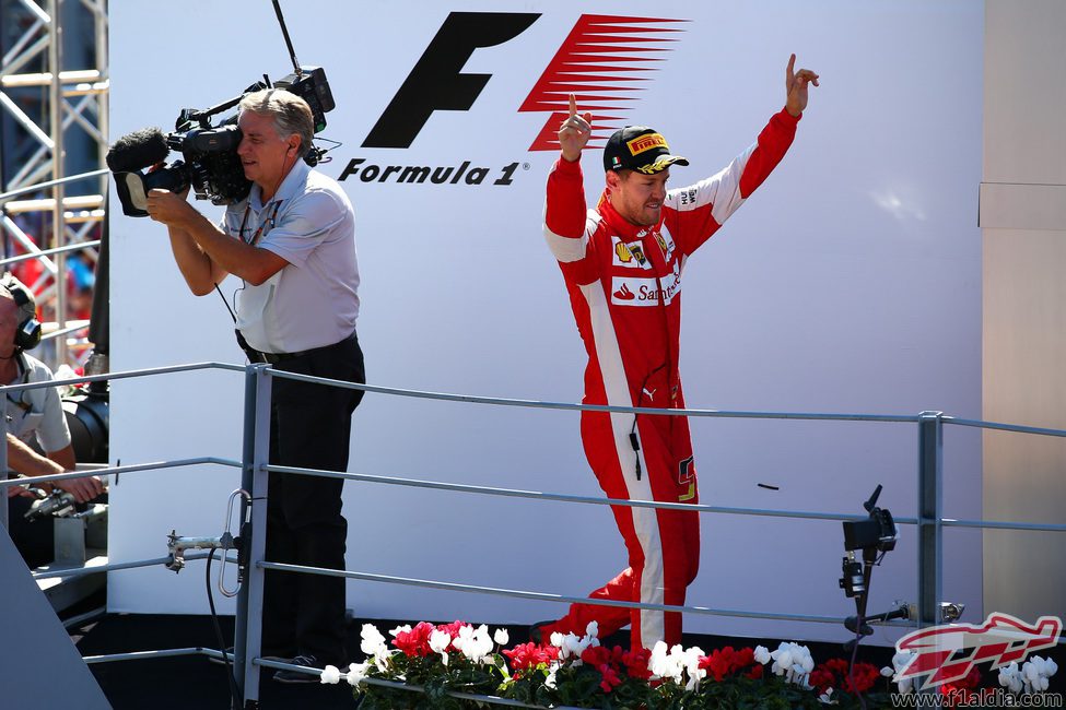 Sebastian Vettel sube al podio con un segundo puesto