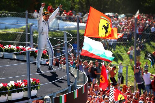 Felipe Massa saca pecho en el podio de Monza