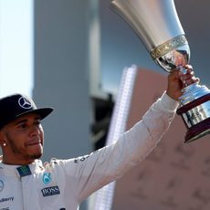 Lewis Hamilton levanta la copa del ganador